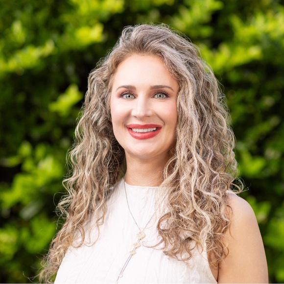 Meet your Posher, Ashley - Picture 2 of 2